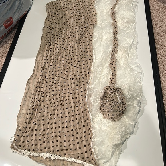 Accessories - Beige and lace scarf